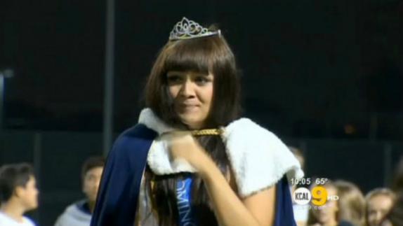 Joven transexual se corona como reina estudiantil.